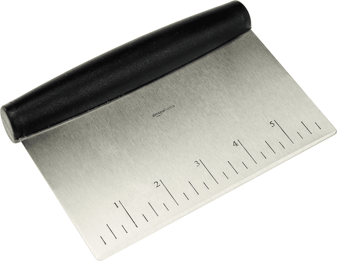 Rasqueta de acero inoxidable Amazon Basics con mango negro