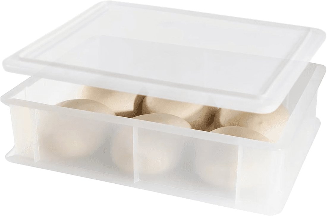Caja blanca apilable con tapa y bolas de masa de pizza